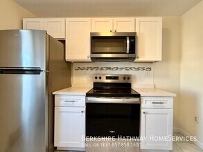 37 Davis Sq, Unit PH9 in Somerville, MA - Building Photo - Building Photo