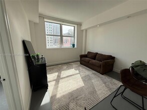 111 E Flagler St, Unit 707 in Miami, FL - Foto de edificio - Building Photo