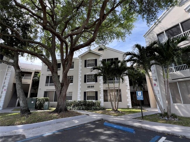 2850 N Oakland Forest Dr in Oakland Park, FL - Building Photo - Building Photo