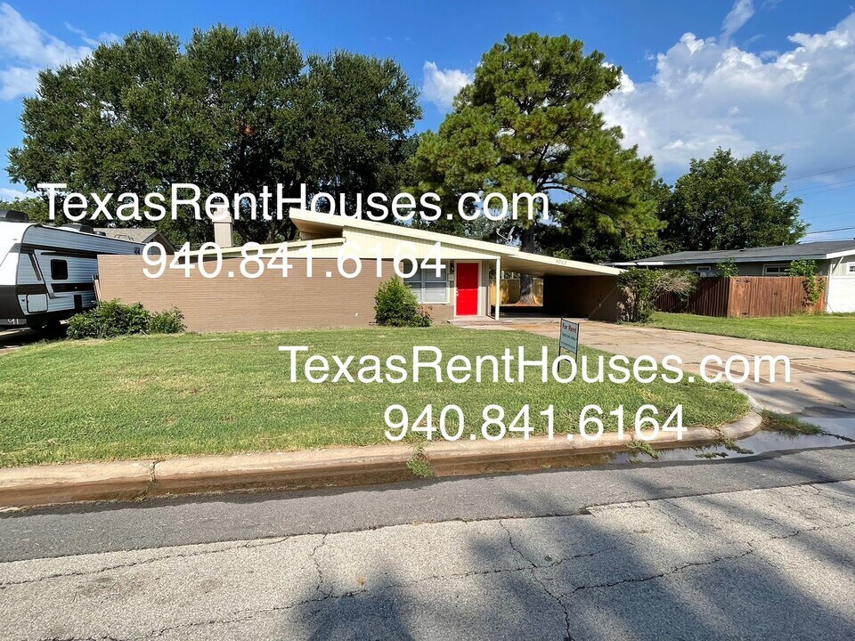 4702 Florist St in Wichita Falls, TX - Building Photo