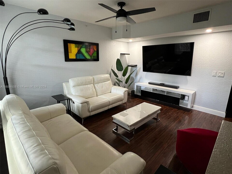 6534 W Sample Rd in Coral Springs, FL - Foto de edificio