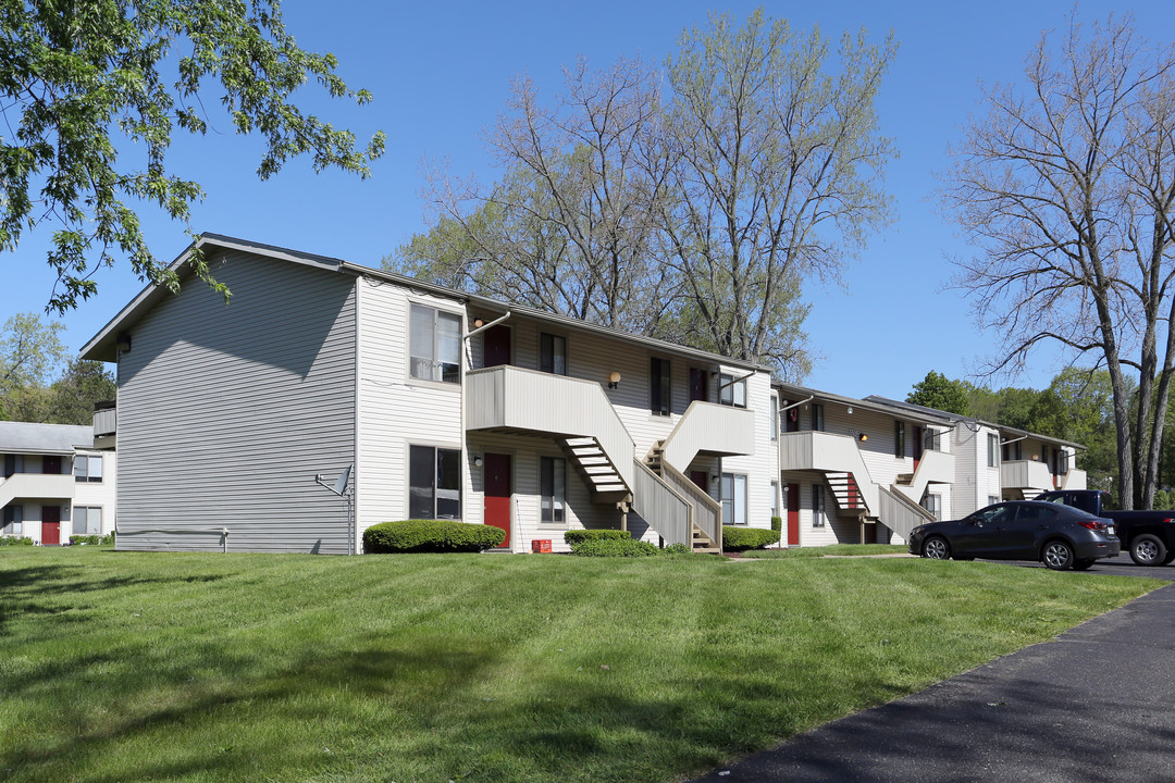 Meadowbrook Lake Apartments in Stow, OH - Foto de edificio