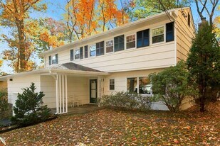 7 Susan Ct in White Plains, NY - Building Photo