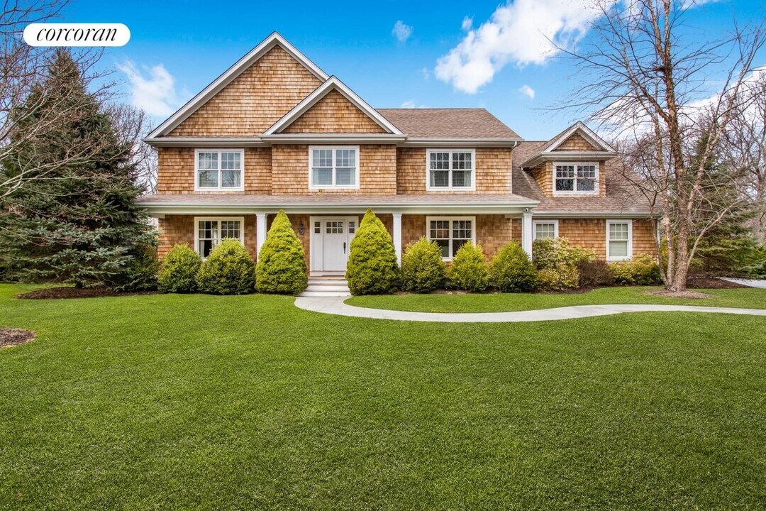 21 Spinnaker Way in Southampton, NY - Building Photo