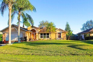 518 SE Ocean Spray Terrace in Port St. Lucie, FL - Building Photo