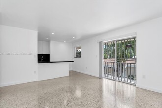 559 SW 10th St, Unit 4 in Miami, FL - Building Photo - Building Photo