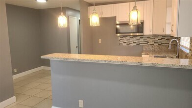 10704 N 15th St in Tampa, FL - Building Photo - Building Photo