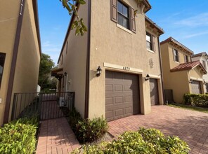 4879 NW 55th St in Tamarac, FL - Foto de edificio - Building Photo