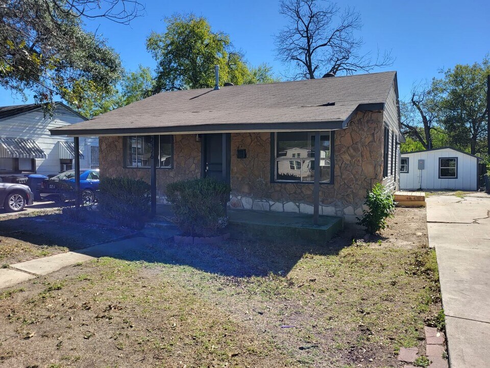 2326 Basse Rd in San Antonio, TX - Building Photo