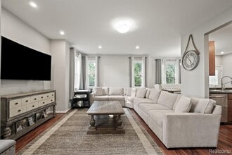 2136 Brock St in Keego Harbor, MI - Foto de edificio - Building Photo