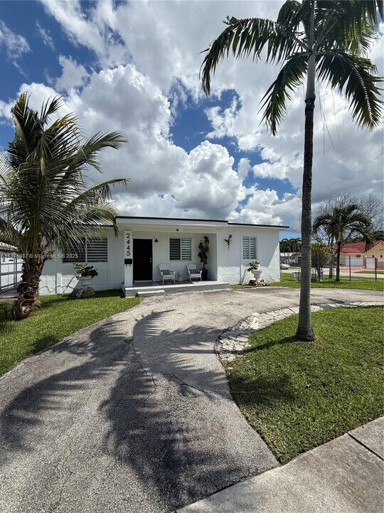 2445 SW 90th Ave in Miami, FL - Foto de edificio