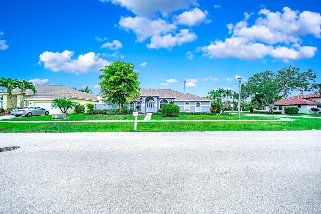 1800 Lynton Cir in Wellington, FL - Building Photo