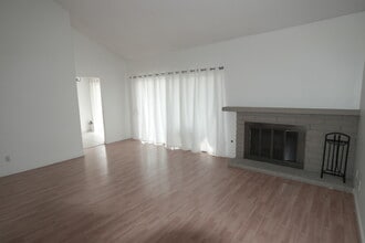 157 Conifer Cir in Oak Park, CA - Building Photo - Building Photo