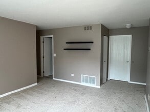 629 N Deer Run Dr in Palatine, IL - Building Photo - Building Photo