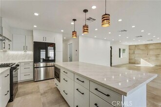 22255 Wyandotte St in Los Angeles, CA - Building Photo - Building Photo