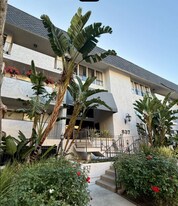 837 N West Knoll Dr, Unit 104 in West Hollywood, CA - Building Photo