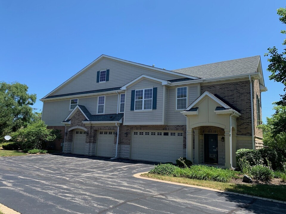 1400 Scarboro Rd in Schaumburg, IL - Building Photo