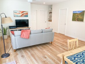 571 Hill St in Los Alamos, CA - Foto de edificio - Building Photo