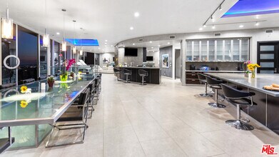 6425 Weidlake Dr in Los Angeles, CA - Building Photo - Building Photo