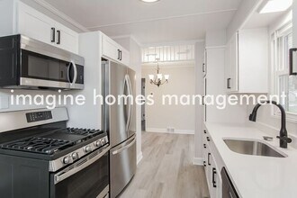1158 Logan Rd in Bethel Park, PA - Foto de edificio - Building Photo