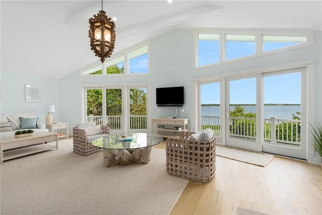 117 Indian Ave in Portsmouth, RI - Foto de edificio - Building Photo