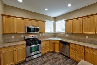 61167 Cone Flower St in Bend, OR - Building Photo - Building Photo