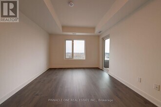 715 Davis Dr in Newmarket, ON - Building Photo - Building Photo