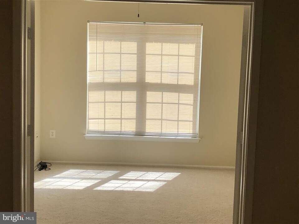 3015 Nicosh Cir-Unit -2106 in Falls Church, VA - Building Photo
