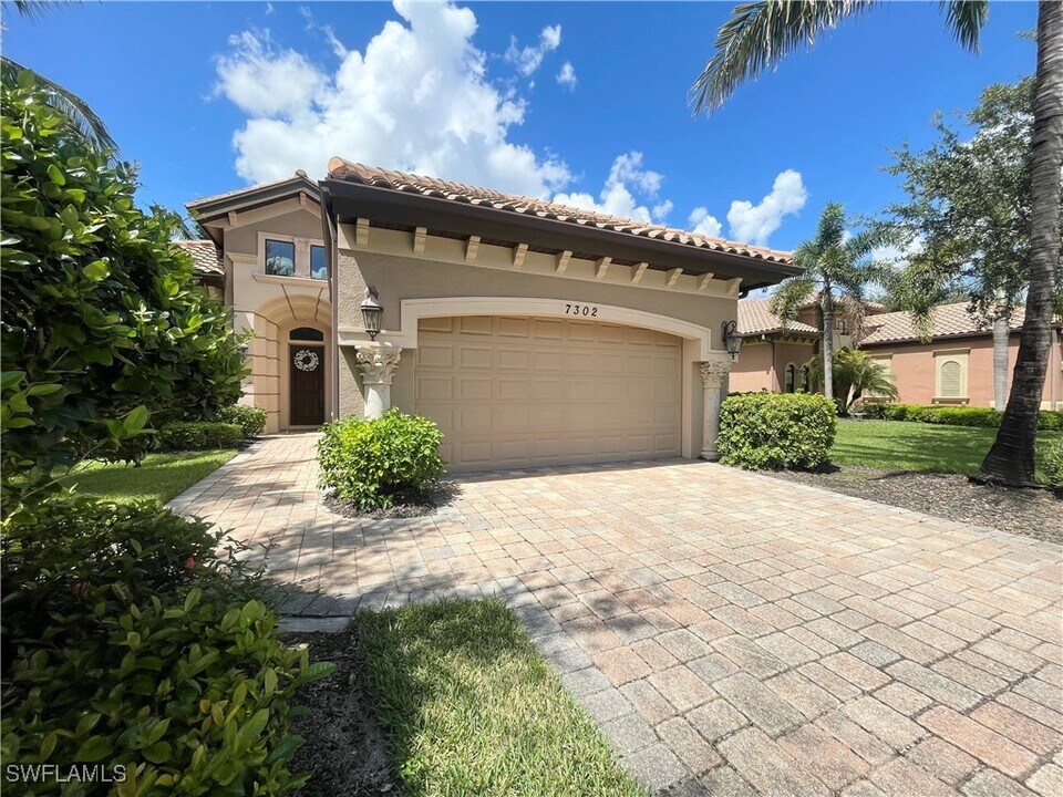 7302 Acorn Way in Naples, FL - Building Photo