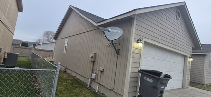 1701 Guernsey St in Sunnyside, WA - Building Photo - Building Photo