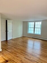 9 Center St in Canton, CT - Building Photo - Building Photo