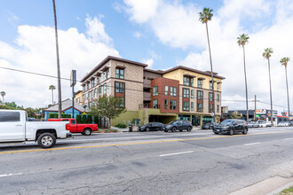 Silva Crossing in Sylmar, CA - Foto de edificio - Building Photo