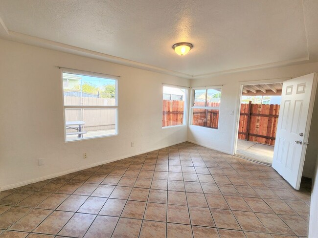 2274 Kearney Ave in San Diego, CA - Foto de edificio - Building Photo