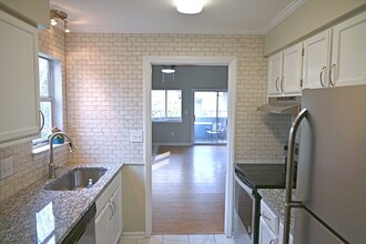 2553 Stockbridge Dr, Unit b in Charlotte, NC - Foto de edificio - Building Photo