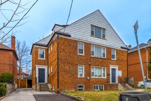 2673 Bloor St W in Toronto, ON - Building Photo