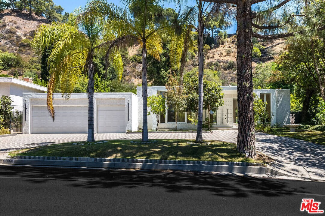 1860 Loma Vista Dr in Beverly Hills, CA - Building Photo