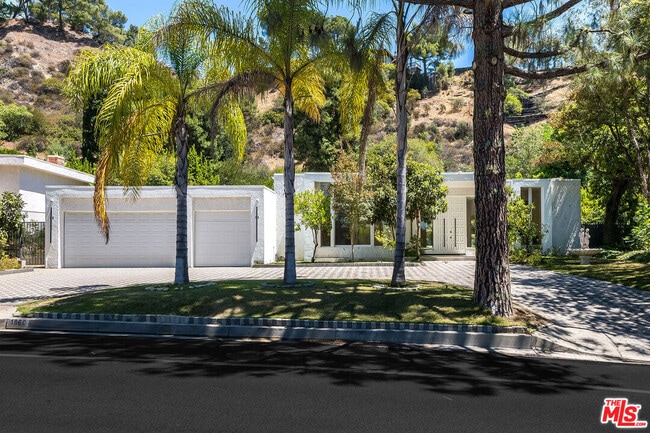 property at 1860 Loma Vista Dr