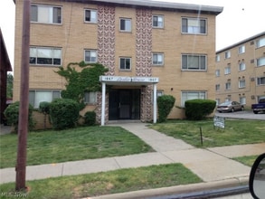 1867 N Taylor Rd in Cleveland, OH - Foto de edificio - Building Photo