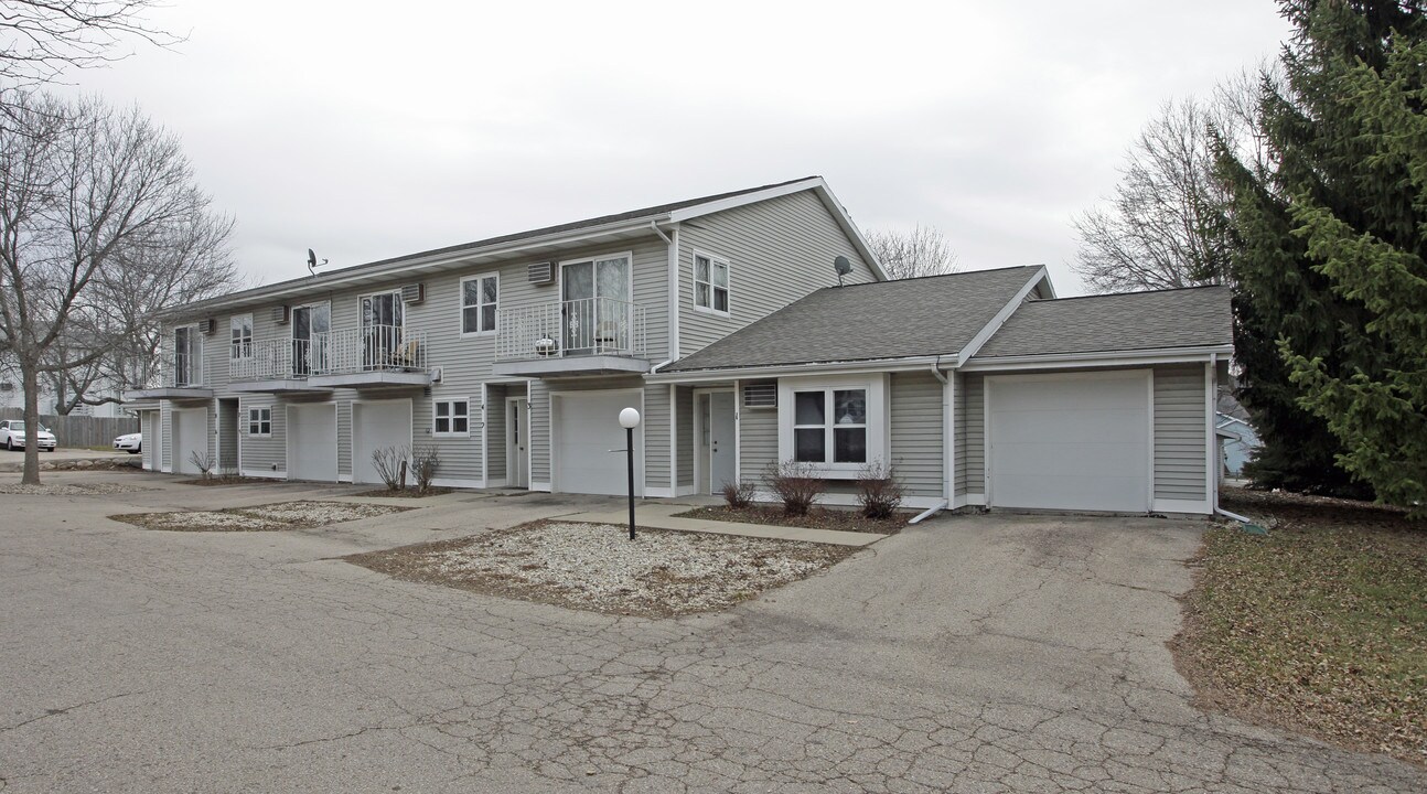West Side 1 Bedroom Apartments! in Madison, WI - Building Photo