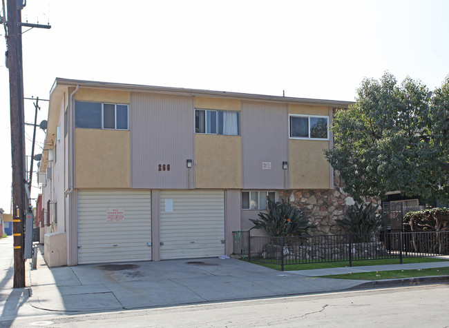 266 E 25th St in Long Beach, CA - Building Photo - Building Photo