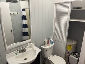 421 W Higgins Lake Dr in Roscommon, MI - Foto de edificio - Building Photo