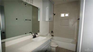 5609 Ozark Ave-Unit -1 in McAllen, TX - Foto de edificio - Building Photo