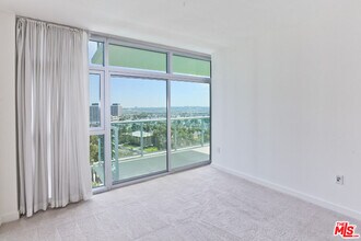 13700 Marina Pointe Dr in Marina Del Rey, CA - Building Photo - Building Photo