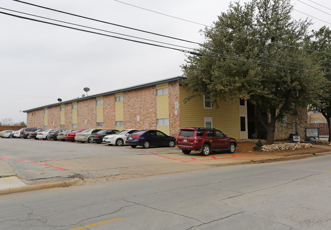 Mesa Brentwood Apartments in Arlington, TX - Foto de edificio - Building Photo