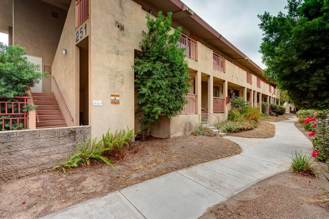 251 N Oakland Ave in Pasadena, CA - Foto de edificio - Building Photo