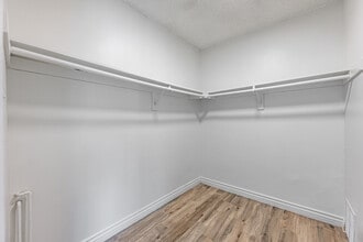 9301 Atlantic Ave in South Gate, CA - Building Photo - Interior Photo