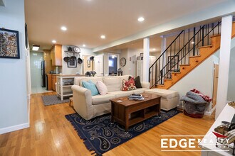 17 Strathmore Rd, Unit B in Brookline, MA - Foto de edificio - Building Photo