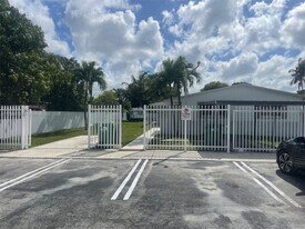 262 Northwest Dr, Unit 262 in Miami, FL - Building Photo