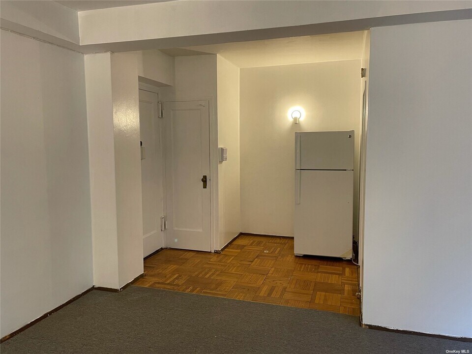 1950 E Tremont Ave-Unit -3E in Bronx, NY - Building Photo