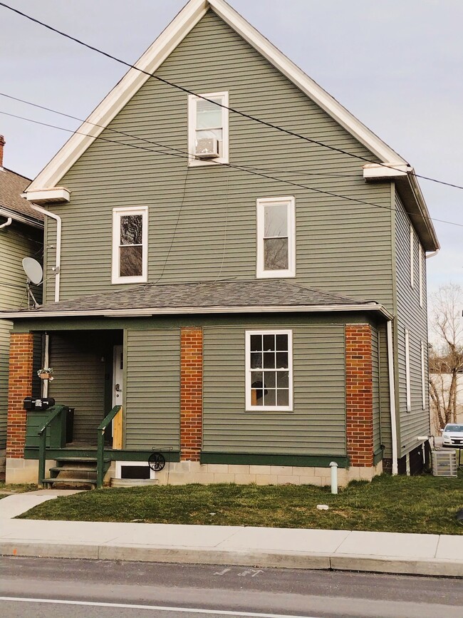 212 N 3rd St, Unit Apt B - Basement in Youngwood, PA - Foto de edificio - Building Photo